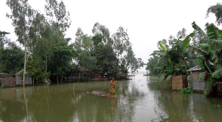 খাদ্য ও পানির সংকটে মুন্সীগঞ্জের বানভাসী মানুষ