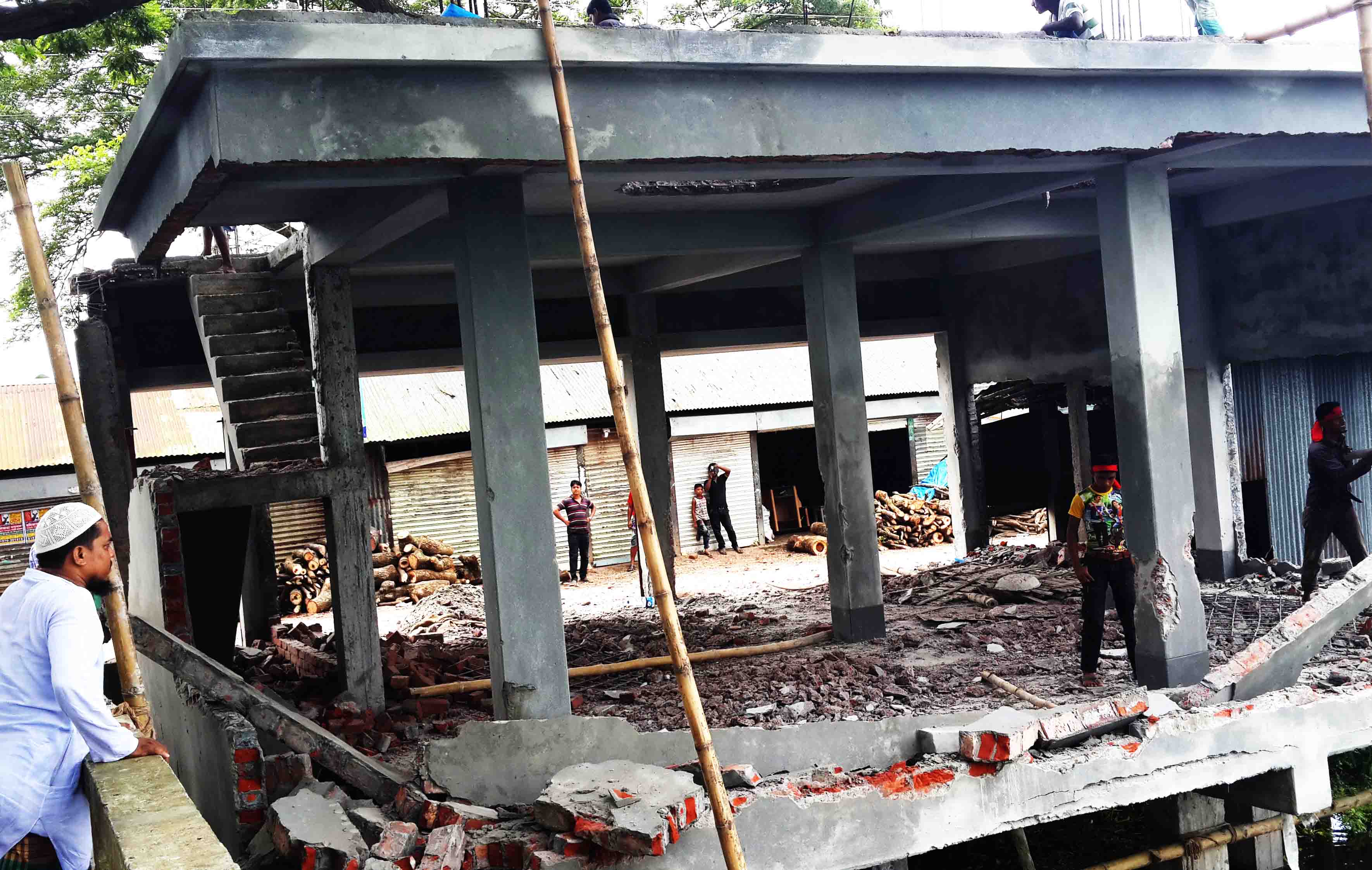 মুন্সিগঞ্জে বিশাল অবৈধ স্থাপনা উচ্ছেদ