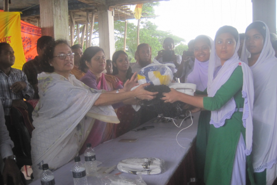 গজারিয়ায় ক্রীড়া সামগ্রী বিতরণ