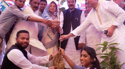 টঙ্গিবাড়ীতে বঙ্গবন্ধুর শাহাদাৎ বাষির্কী উপলক্ষে চারা বিতরণ ও গনভোজ
