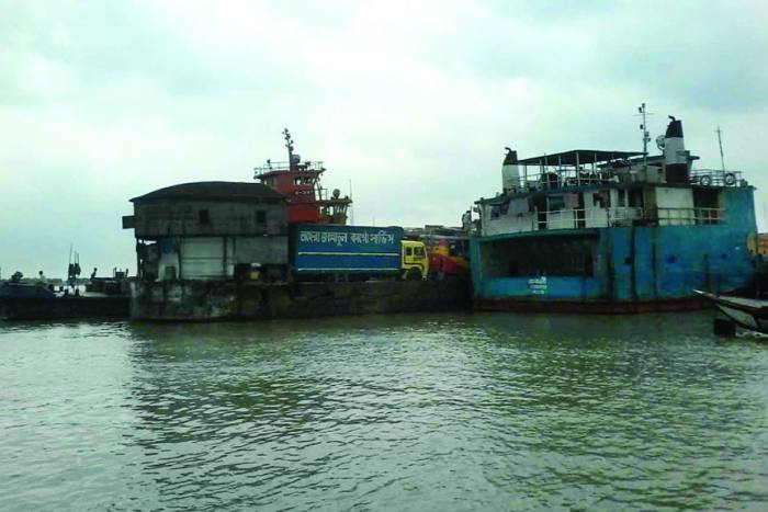 নাব্যতার ফাঁদে ফেরি ভাসে