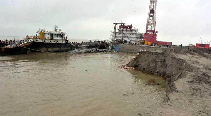 মাওয়ায় আরেক দফা ভাঙন: পদ্মা সেতু প্রকল্পের কনস্ট্রাকশন ইয়ার্ড নদীতে