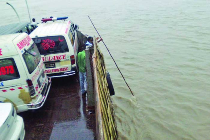 পদ্মায় ফেররির একমাত্র ভরসা বাঁশ!