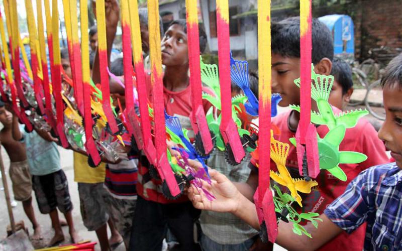 মুন্সিগঞ্জে মেলায় যৌনহয়রানি ;জনতার জুতাপেটা