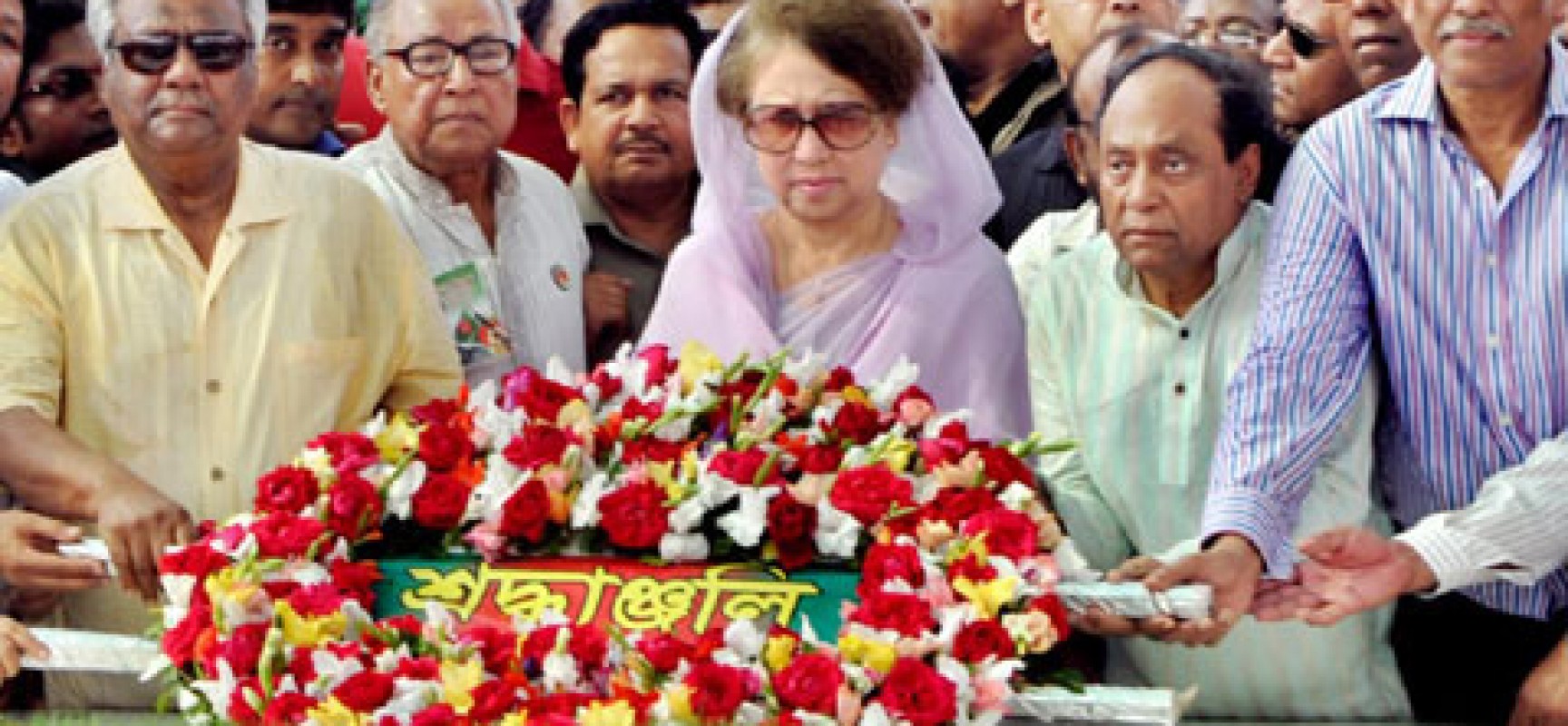 জিয়াউর রহমানের সমাধিতে খালেদা জিয়ার শ্রদ্ধা