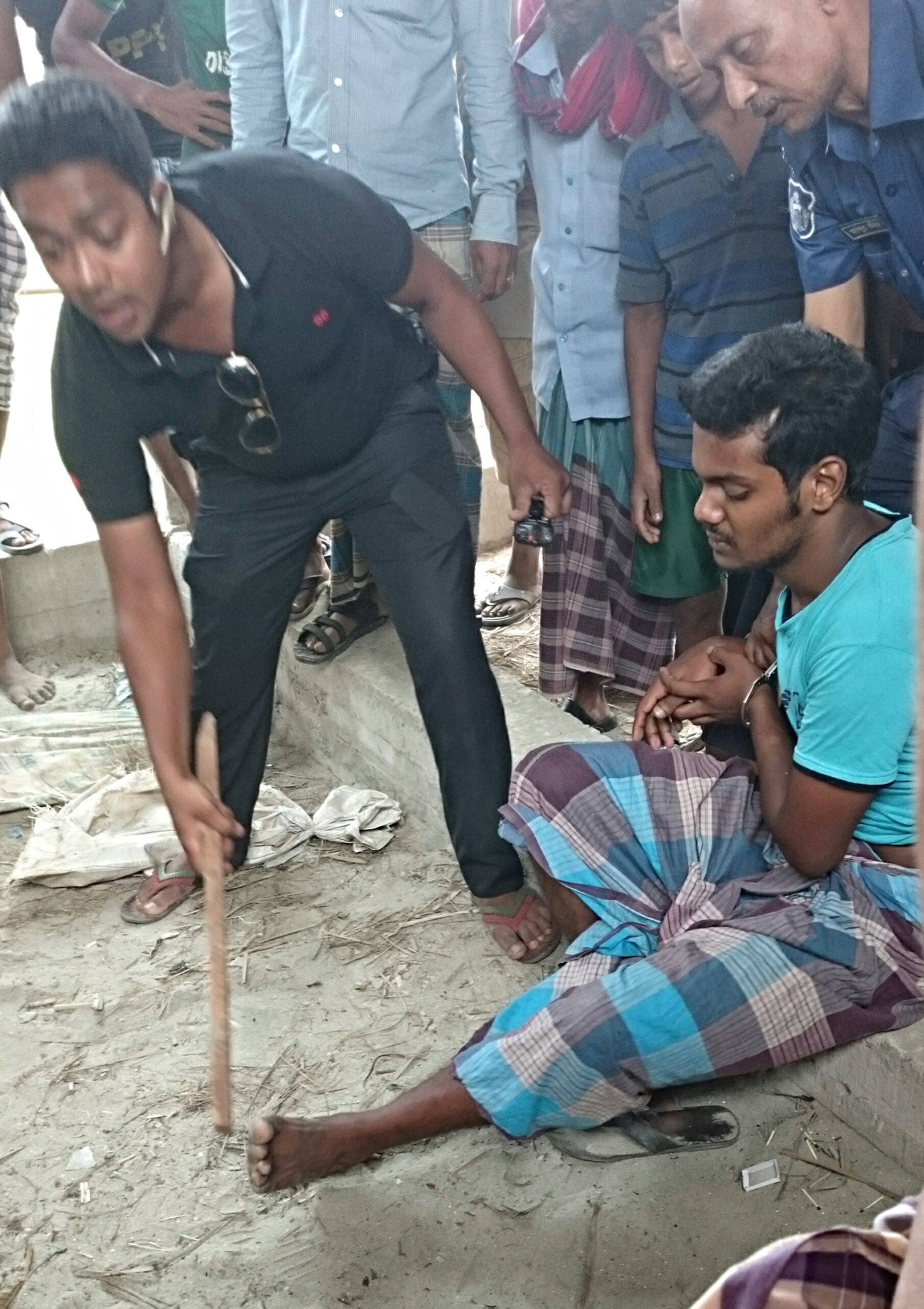 মুন্সিগঞ্জ সদরে মাদক ব্যাবসায়ীকে ধরে পুলিশে দিলো এলাকাবাসী