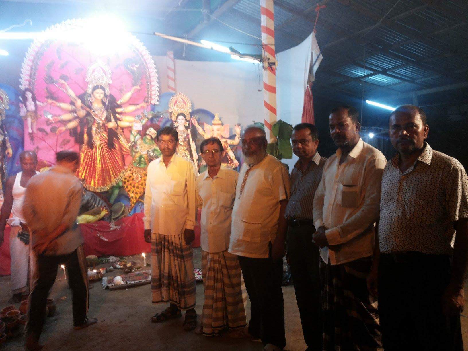 টঙ্গীবাড়ীতে আওয়ামীলীগ নেতার পুজা মন্ডপ পরিদর্শন