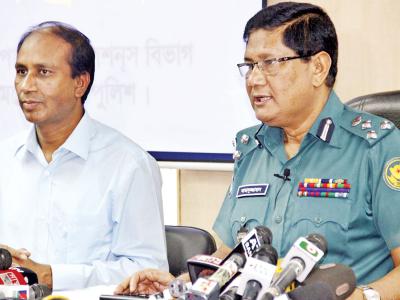 ৪ সন্দেহভাজন গ্রেপ্তার, নেপথ্যে ‘বড় ভাই’