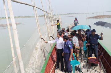 পদ্মায় ভ্রাম্যমান আদালতের অভিযান, কাঠাবাঁধ উচ্ছেদ
