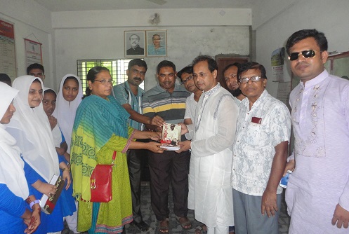 টঙ্গীবাড়ীতে উদীচী শিল্পীগোষ্ঠীর সত্যেন সেনের স্মারকগ্রন্থ প্রদান