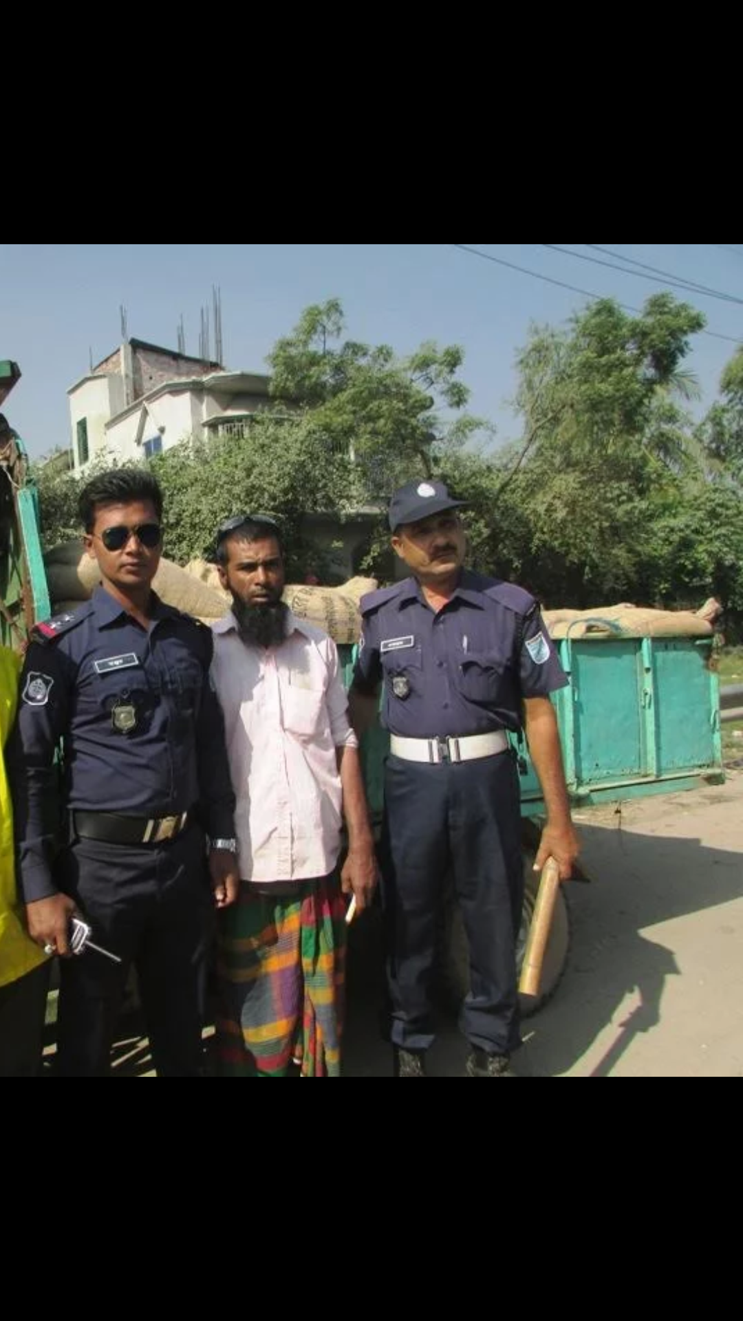মুন্সিগঞ্জ থেকে ৫০বস্তা সরকারী চাল অাটক