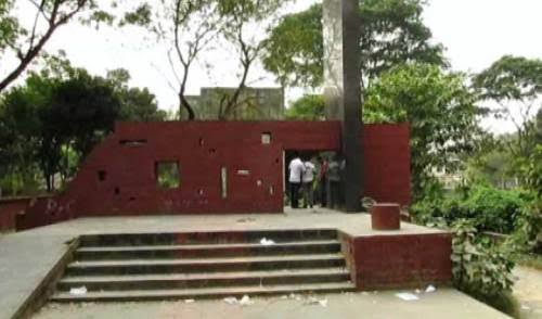 অবহেলায় পড়ে আছে হরগঙ্গা কলেজের বধ্যভূমি, ব্যাবহার করছে বহিরাগত দুবৃত্তরা