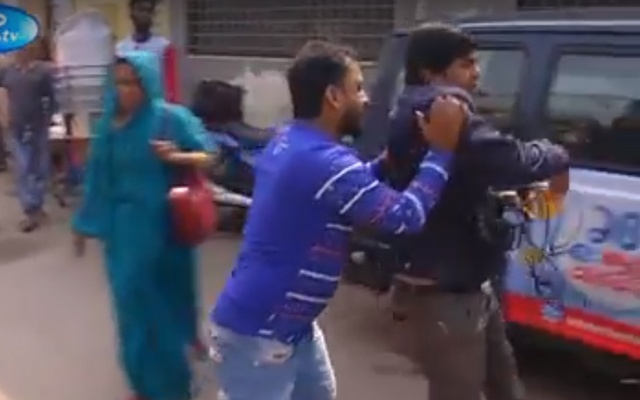 হাসপাতালে স্বাস্থ্যসেবার খবর নিতে গিয়ে হামলার মুখে সংবাদকর্মী