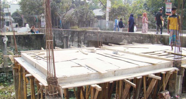 শ্রীনগরে খাল দখল করে পাকা ভবন নির্মাণ
