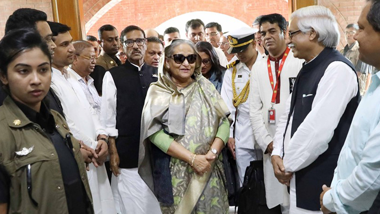 দেশে ফিরেছেন প্রধানমন্ত্রী