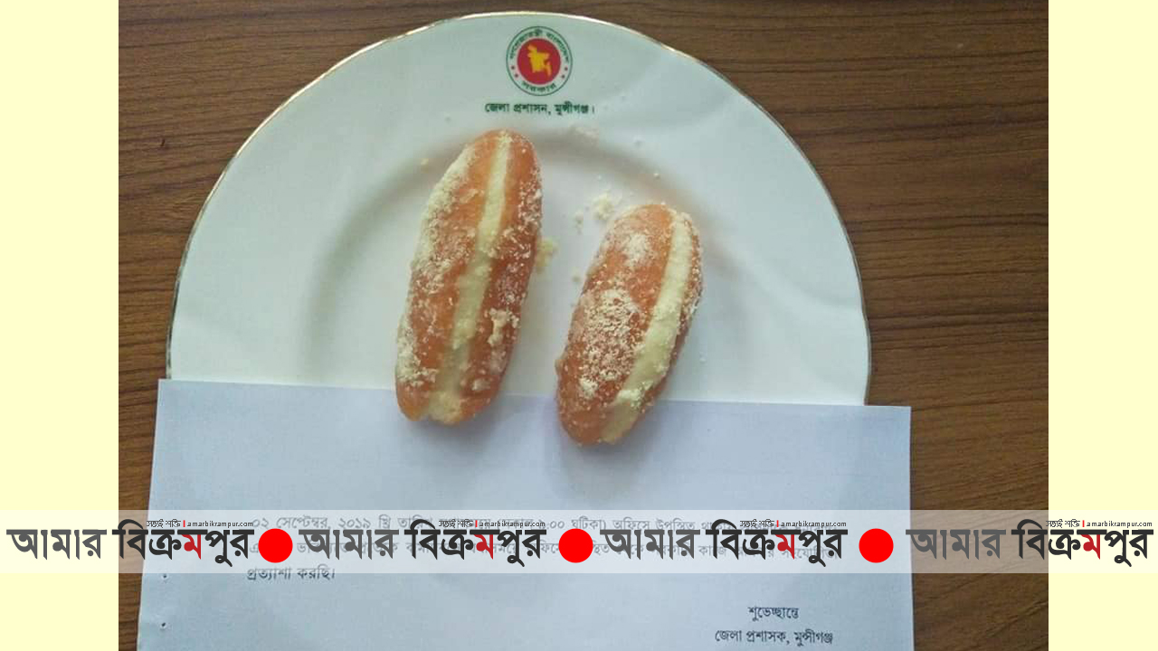 ঠিক সময়ে অফিসে আসায় কর্মীদের মিষ্টি খাওয়ালেন মুন্সিগঞ্জের ডিসি