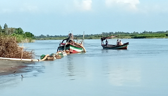 মুন্সিগঞ্জে অবৈধভাবে বালু উত্তোলনকালে ড্রেজার জব্দ