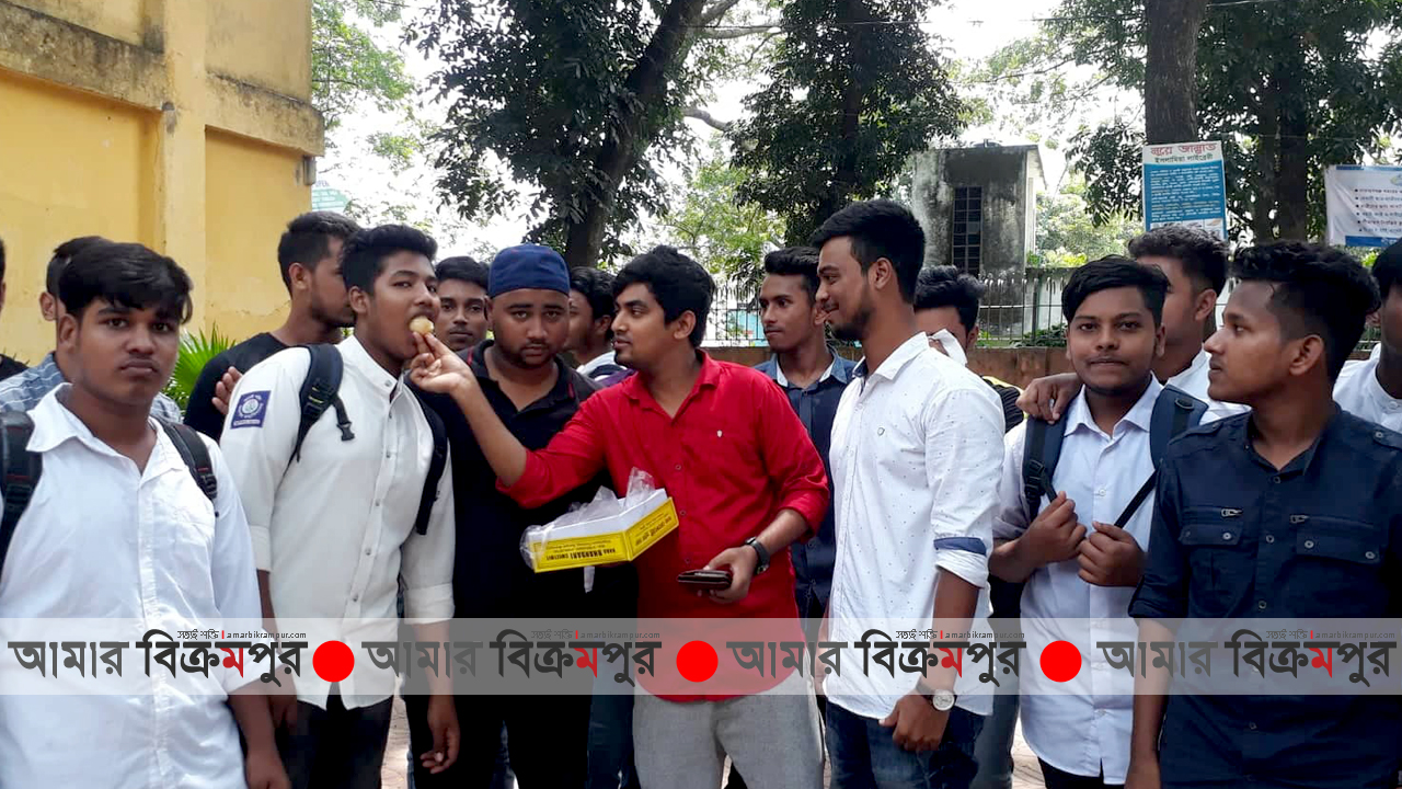 ফ্লাইওভার নির্মাণের খবরে মুন্সিগঞ্জে মিষ্টি বিতরণ