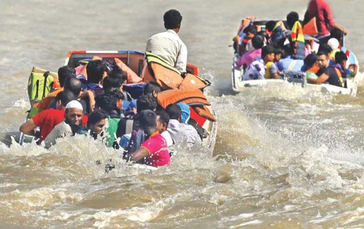 পদ্মায় দুই স্পিডবোটের মুখোমুখি সংঘর্ষে আহত ৫