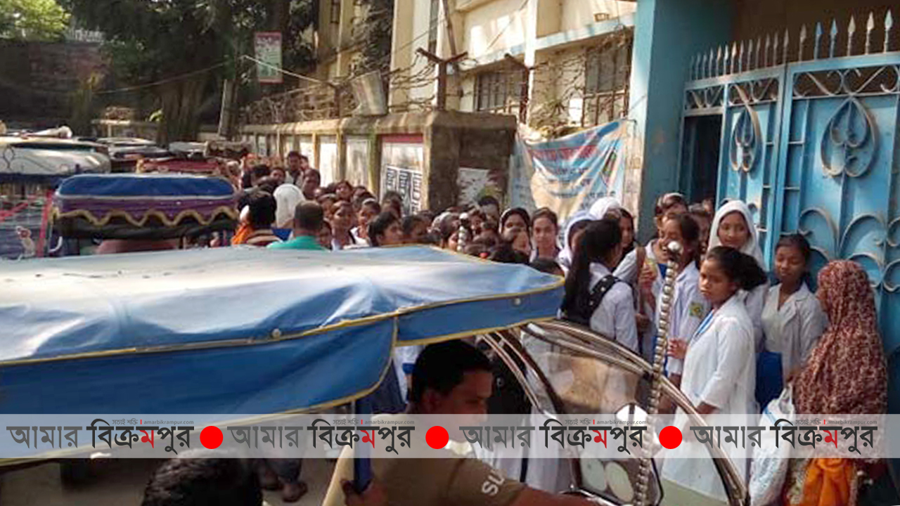 শ্রীনগরে বিদ্যালয়ের সামনে অটোরিক্সা স্ট্যান্ড; শিক্ষার্থীসহ পথচারীদের দুর্ভোগ