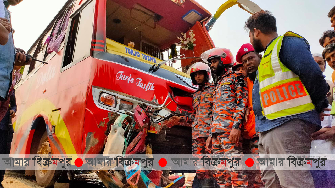মুন্সিগঞ্জের ঢাকা-মাওয়া মহাসড়কে বাস উল্টে স্কুলছাত্রীসহ নিহত ২
