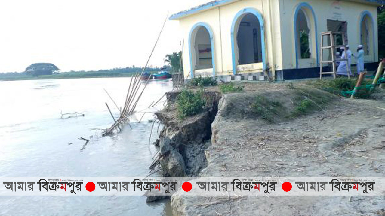 যে কোন সময় ভেঙে পড়তে পারে মসজিদ, তবু চলছে নামায