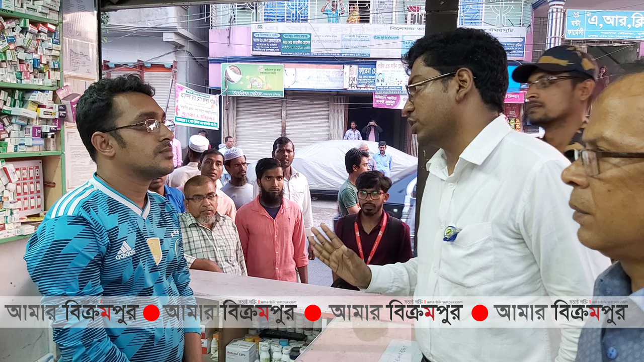 মাস্কের দাম বেশি রাখায় মুন্সিগঞ্জে ৩ দোকানিকে জরিমানা (ভিডিওসহ)