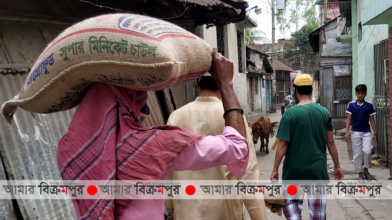 করোনা: মুন্সিগঞ্জে অস্বচ্ছল ক্রীড়াবিদ ও আ. লীগ নেতাদের বাড়িতে গেলো চাল