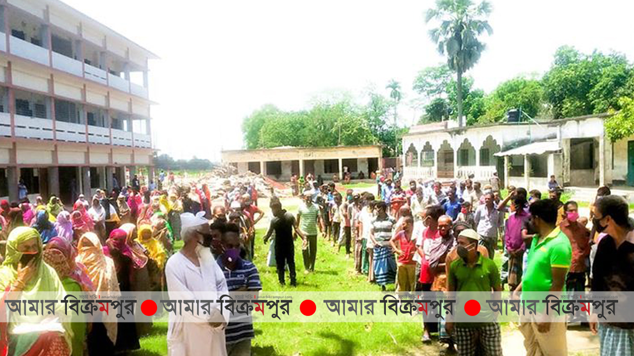 গজারিয়ায় ত্রাণ গ্রহিতাদের প্রখর রোদে চরম বিড়ম্বনায় সহায়তা মিললো ২ ঘন্টা পর