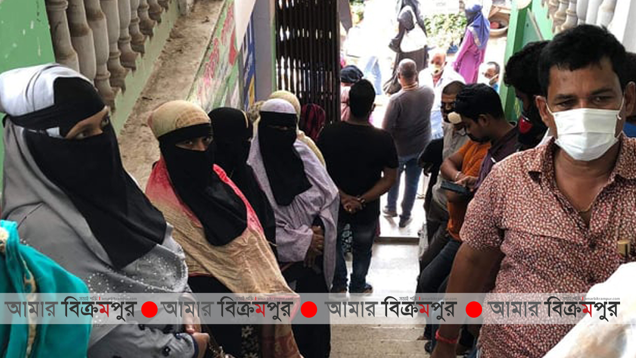 করোনা: লৌহজংয়ে বাজারগুলোতে উপচেপড়া ভিড়, মানা হচ্ছে না দুরত্ব