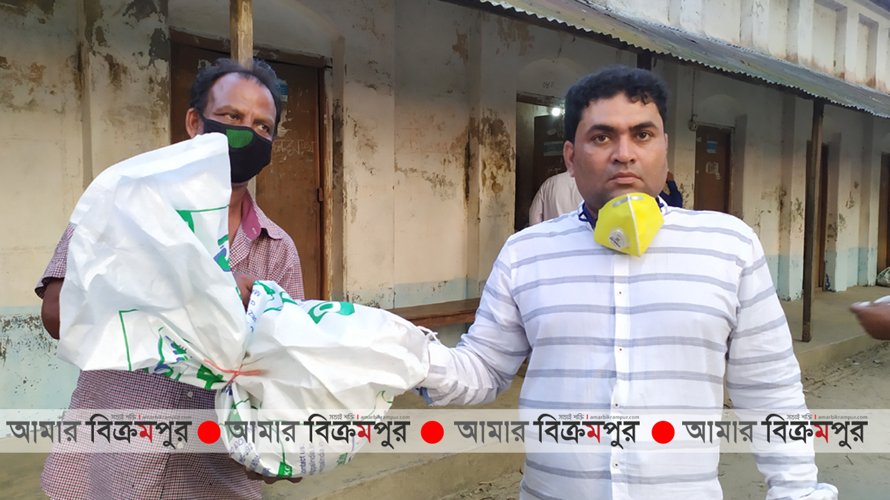 নিজের জমি বিক্রির টাকা দিয়ে ত্রাণ পৌছে দিচ্ছেন মুন্সিগঞ্জের এই ইউপি চেয়ারম্যান