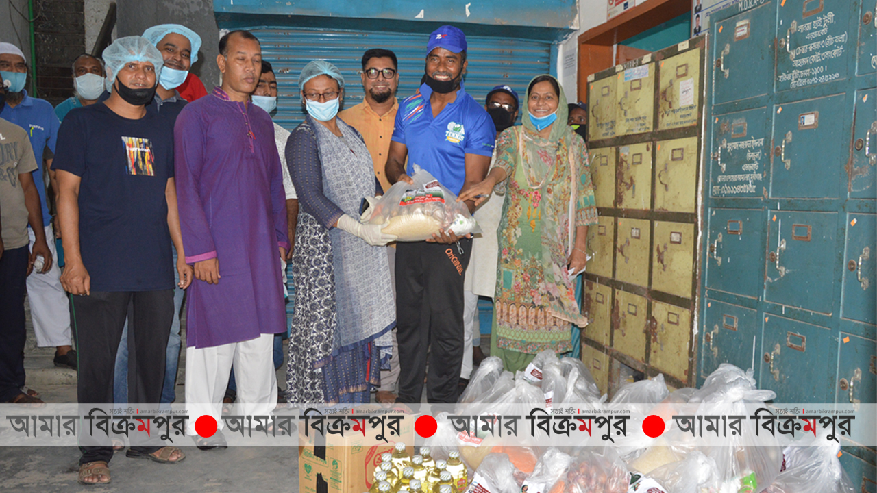 মুন্সিগঞ্জে আইনজীবীদের সহকারিদের মধ্যে খাদ্যসামগ্রী বিতরণ