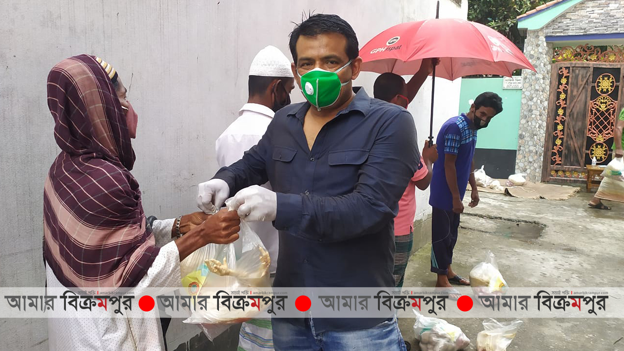 জীবন বাজি রেখে কর্মহীনদের ঘরে ঘরে খাদ্য উপহার নিয়ে পৌছে যাচ্ছেন বিপুল