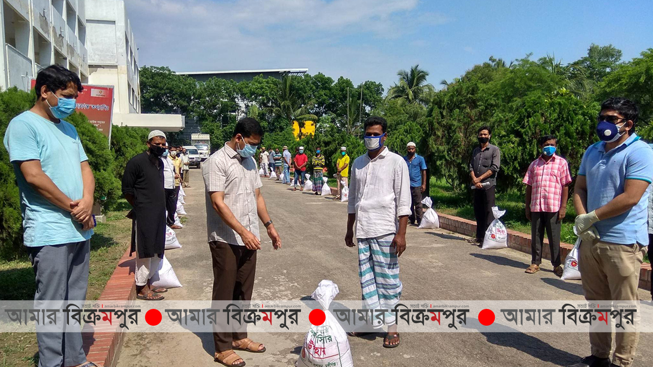 মুন্সিগঞ্জে পত্রিকার হকারদের খাদ্যসামগ্রী দিলো জেলা প্রশাসন
