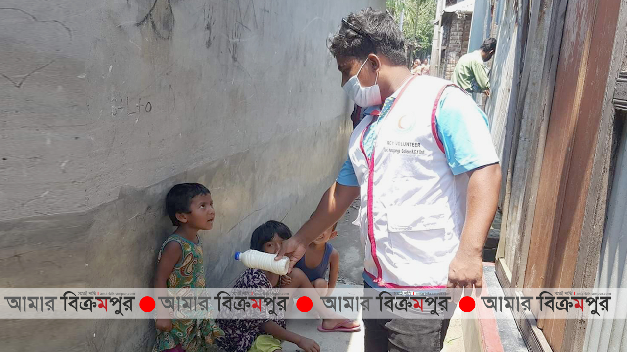 মুন্সিগঞ্জে শিশুদের মাঝে গরুর দুধ বিতরণ