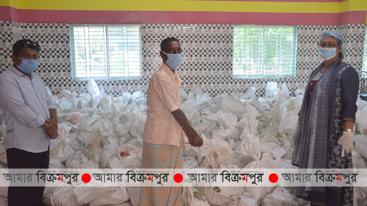 মুন্সিগঞ্জে জেলা পরিষদের খাদ্য সহায়তা বিতরণ