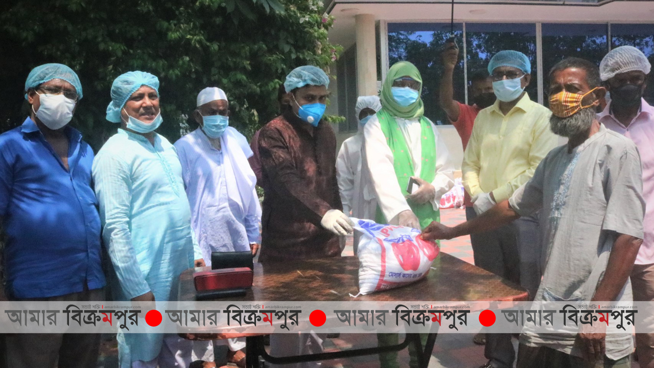 শ্রীনগরে অধ্যাপক জাহাঙ্গীর আলমের উদ্যোগে ইফতার সামগ্রী বিতরণ