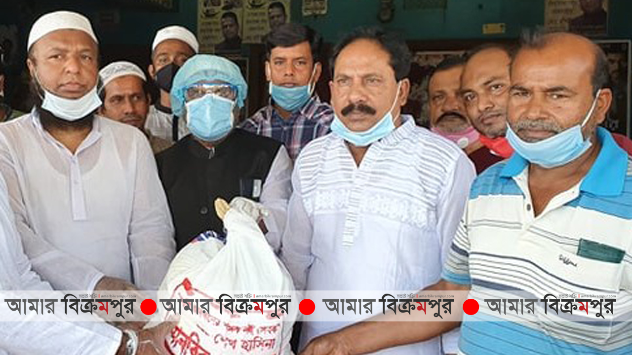 করোনা: শ্রীনগরের ষোলঘর ইউনিয়নে জিআর চাল বিতরণ