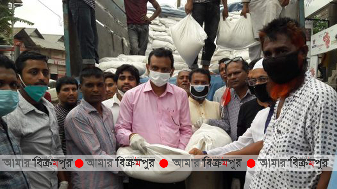 টংগিবাড়ীতে সাবেক স্বাস্থ্য প্রতিমন্ত্রীর পক্ষে খাদ্য সামগ্রী বিতরণ