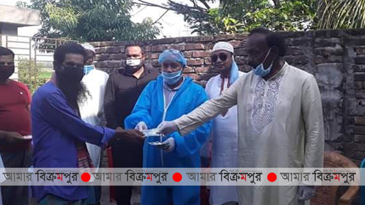 টংগিবাড়ীতে উপজেলা চেয়ারম্যানের নগদ অর্থ প্রদান