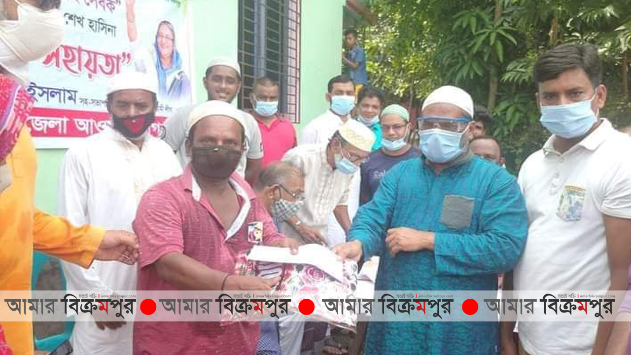 শ্রীনগরে আওয়ামী লীগ নেতার নগদ অর্থ ও শাড়ি বিতরণ