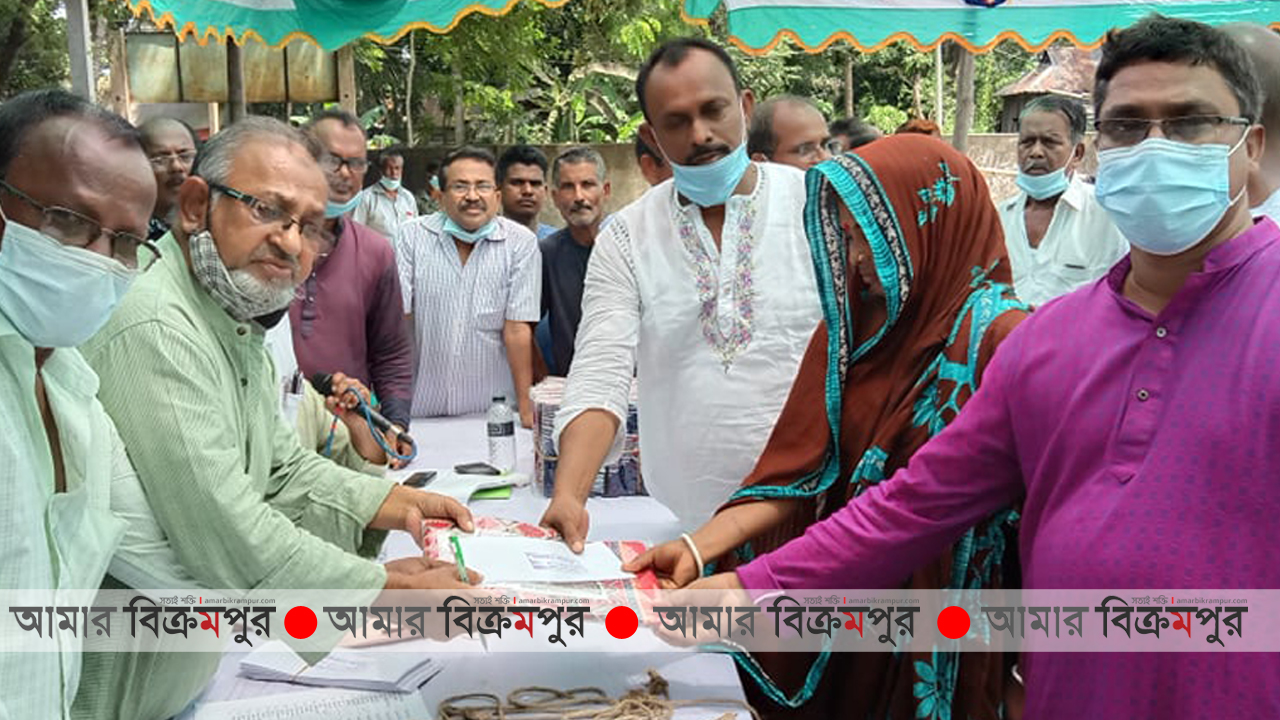 শ্রীনগরে নগদ অর্থ ও শাড়ি বিতরণ আওয়ামী লীগ নেতার