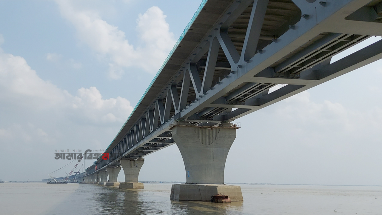 আরও সামনের দিকে পদ্মা সেতু, শেষ হয়েছে রোডওয়ে স্ল্যাব বসানোর কাজ