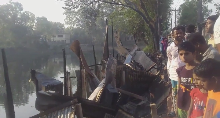মুন্সিগঞ্জে অগ্নিকাণ্ডে ৮ দোকান ভস্মীভূত, ৩০ লাখ টাকা ক্ষতির দাবি