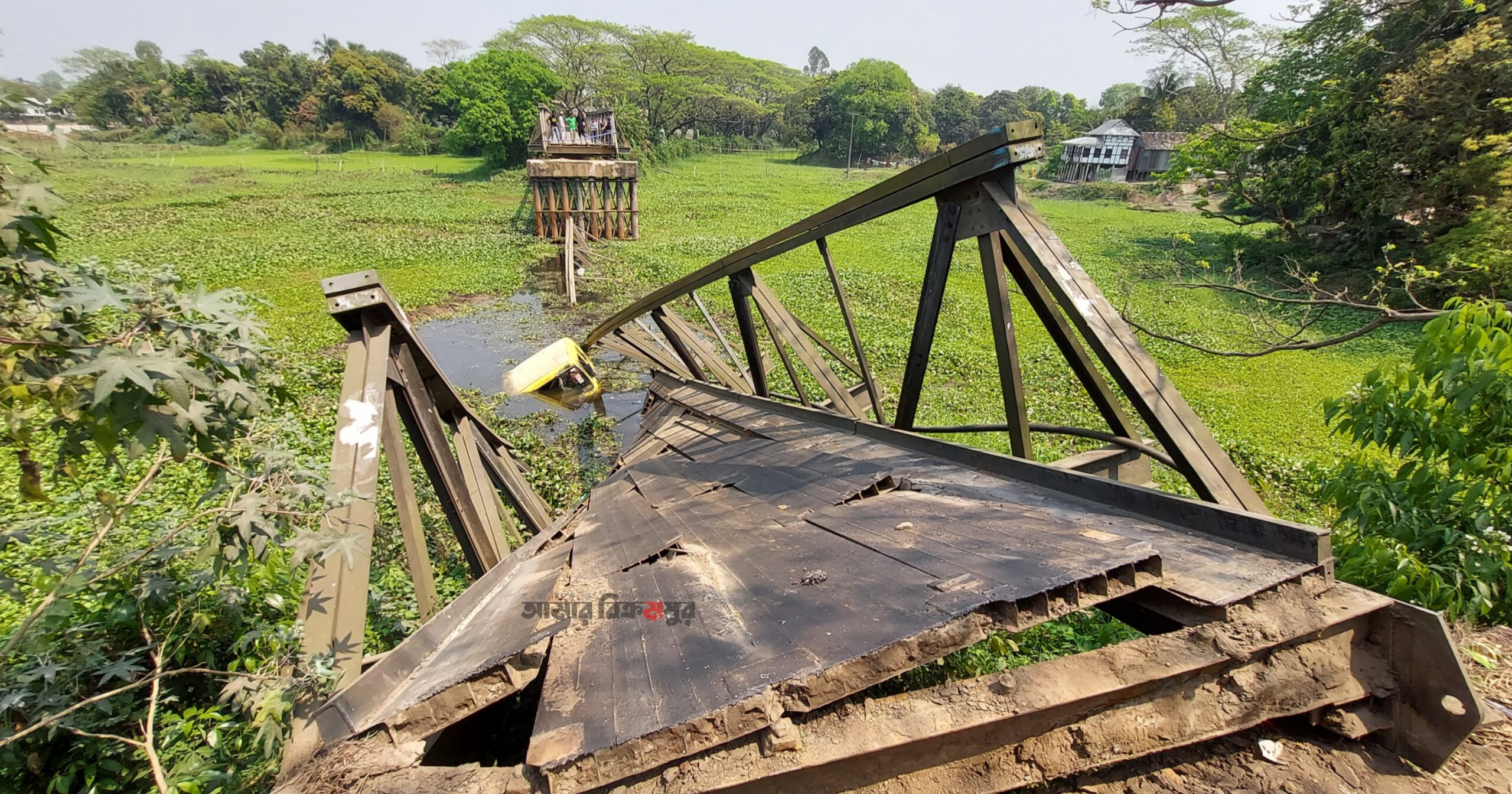 মুন্সিগঞ্জের টংগিবাড়ী- মাওয়া রুটে বেইলি ব্রিজ ধসে যান চলাচল বন্ধ