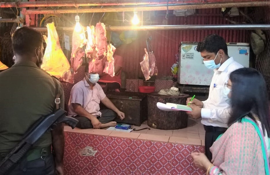 মাংসের দোকানে দাম না থাকায় জরিমানা