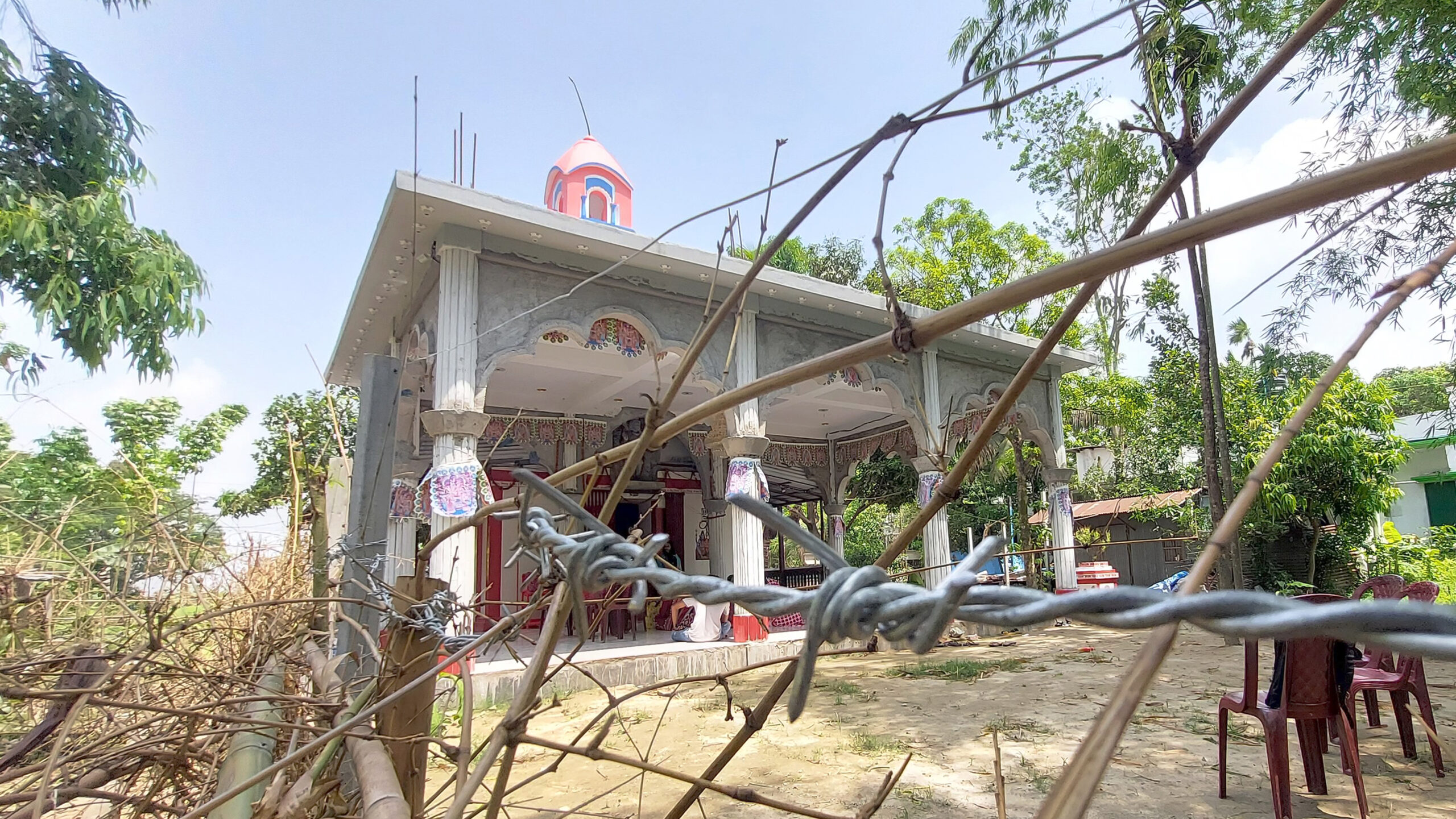 মন্দির ঘেষে কাঁটাতারের বেড়া, উৎকন্ঠা