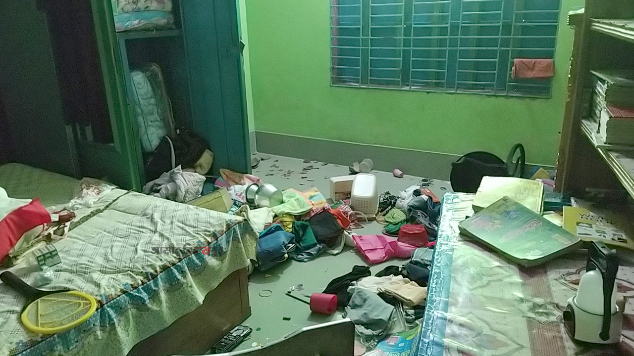 মোল্লাকান্দিতে ককটেল বিস্ফোরণ, হামলা-বাড়িঘর ভাঙচুর