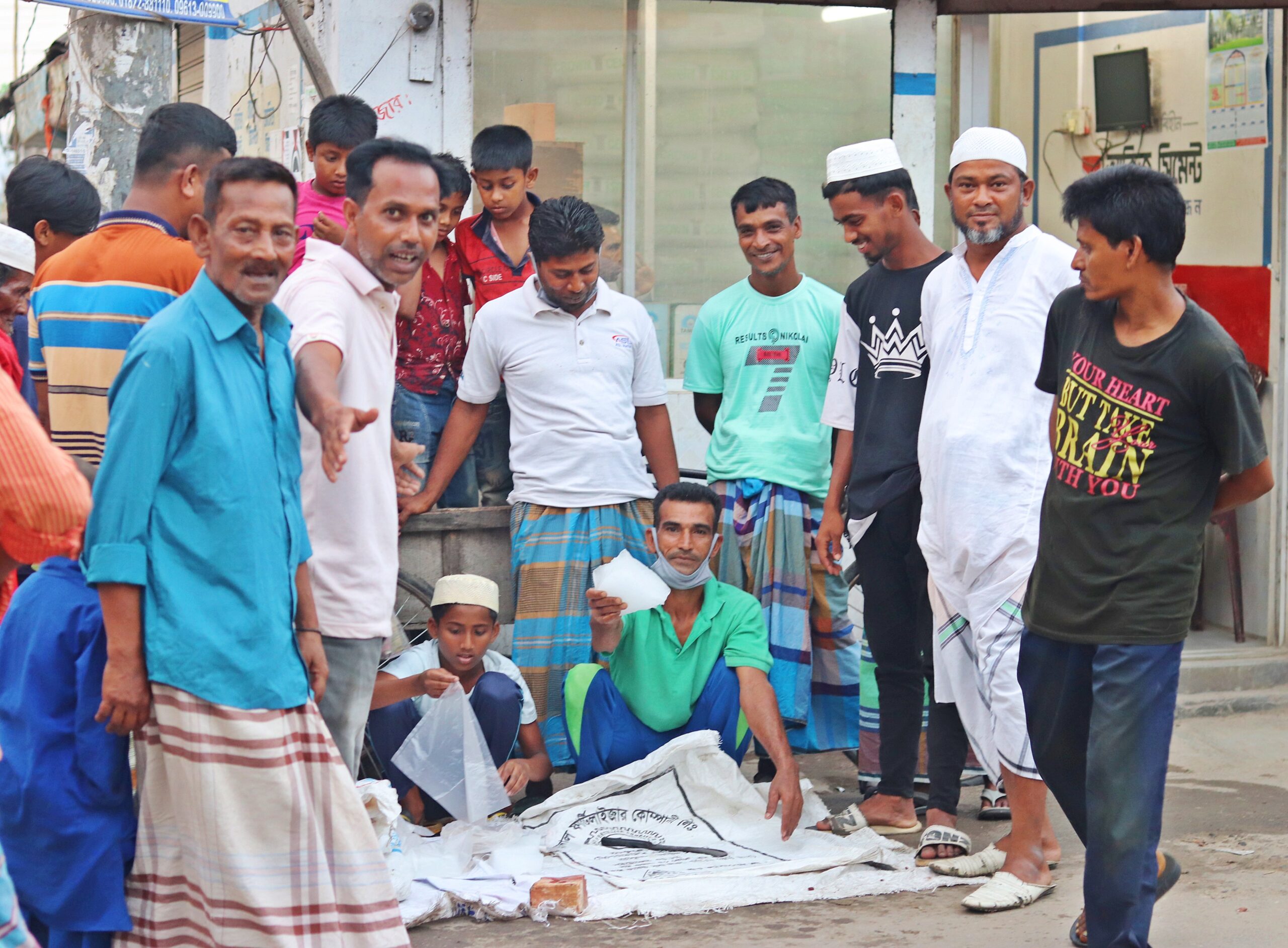 এক টুকরো বরফ ১০ টাকা