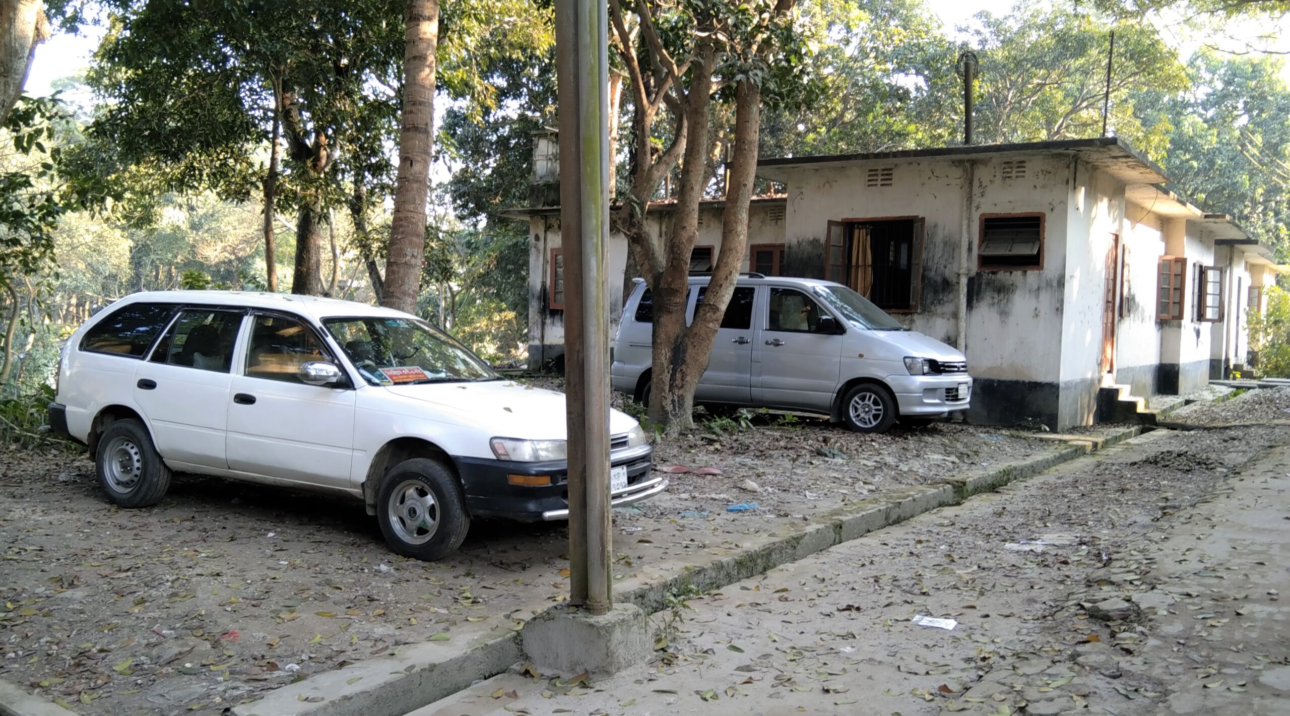 মুন্সিগঞ্জ: হাসপাতালে গাড়ি রেখে ব্যবসা